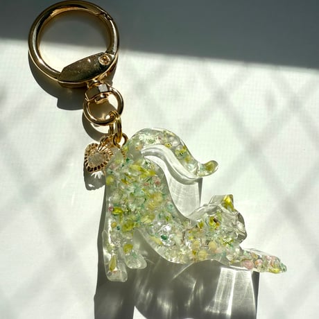 お花まみれになってしまった猫のキーホルダー
