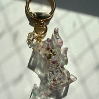 お花まみれになってしまった猫のキーホルダー