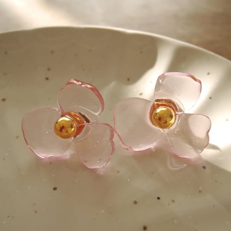 Lucky flowerのピアス_クリアピンク