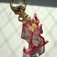 春がうれしいおめかし猫のキーホルダー