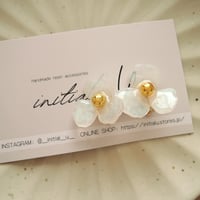 Lucky flowerのイヤリング_シアーホワイト