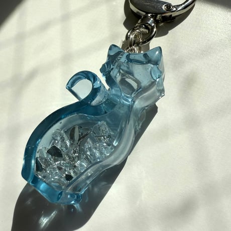 春がうれしいおめかし猫のキーホルダー