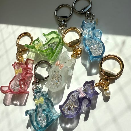 春がうれしいおめかし猫のキーホルダー