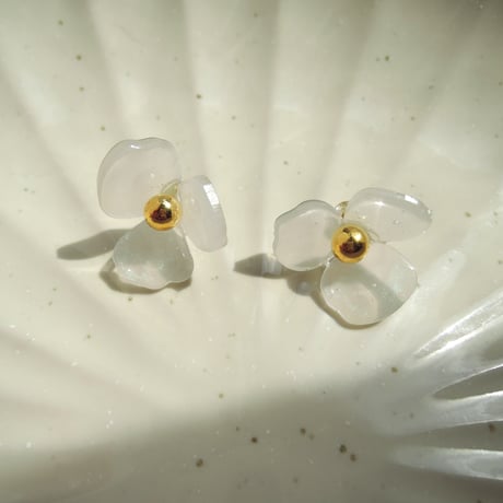 Lucky flowerのピアス_シアーホワイト3