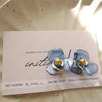 Lucky flowerのイヤリング_クリアブルー
