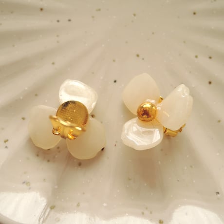 Lucky flowerのイヤリング_アンティークホワイト