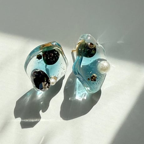 水面のゆらぎのピアスlight blue_サージカルステンレス
