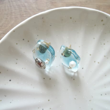 水面のゆらぎのピアスlight blue_サージカルステンレス