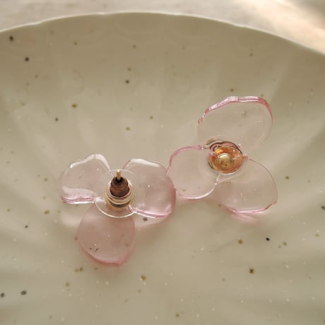 Lucky flowerのピアス_クリアピンク