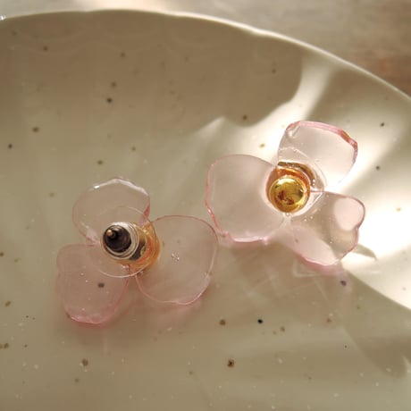 Lucky flowerのピアス_クリアピンク