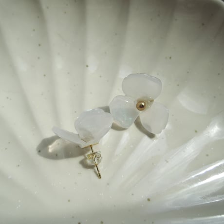 Lucky flowerのピアス_シアーホワイト2