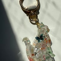 ちょうちょと仲良くなった猫のキーホルダー