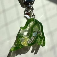 春がうれしいおめかし猫のキーホルダー