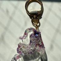 ちょうちょと仲良くなった猫のキーホルダー
