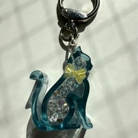 春がうれしいおめかし猫のキーホルダー