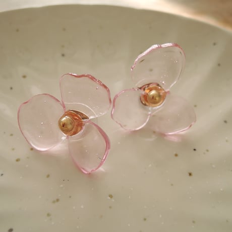 Lucky flowerのピアス_クリアピンク