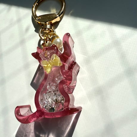 春がうれしいおめかし猫のキーホルダー