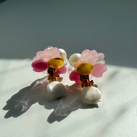 サクラの花びらのイヤリング（A）
