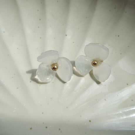 Lucky flowerのピアス_シアーホワイト2