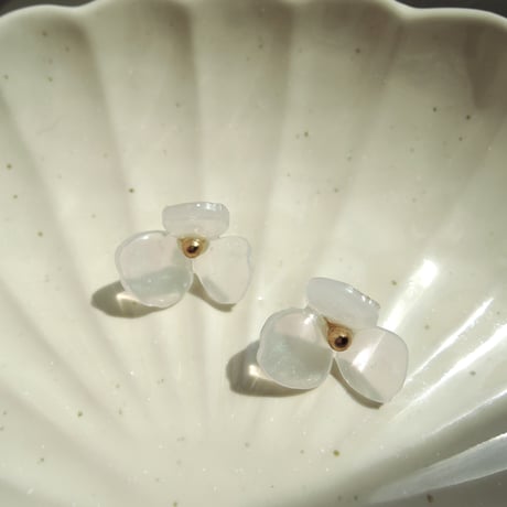 Lucky flowerのピアス_シアーホワイト1