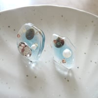 水面のゆらぎのピアスlight blue_サージカルステンレス
