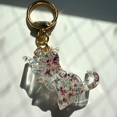 お花まみれになってしまった猫のキーホルダー