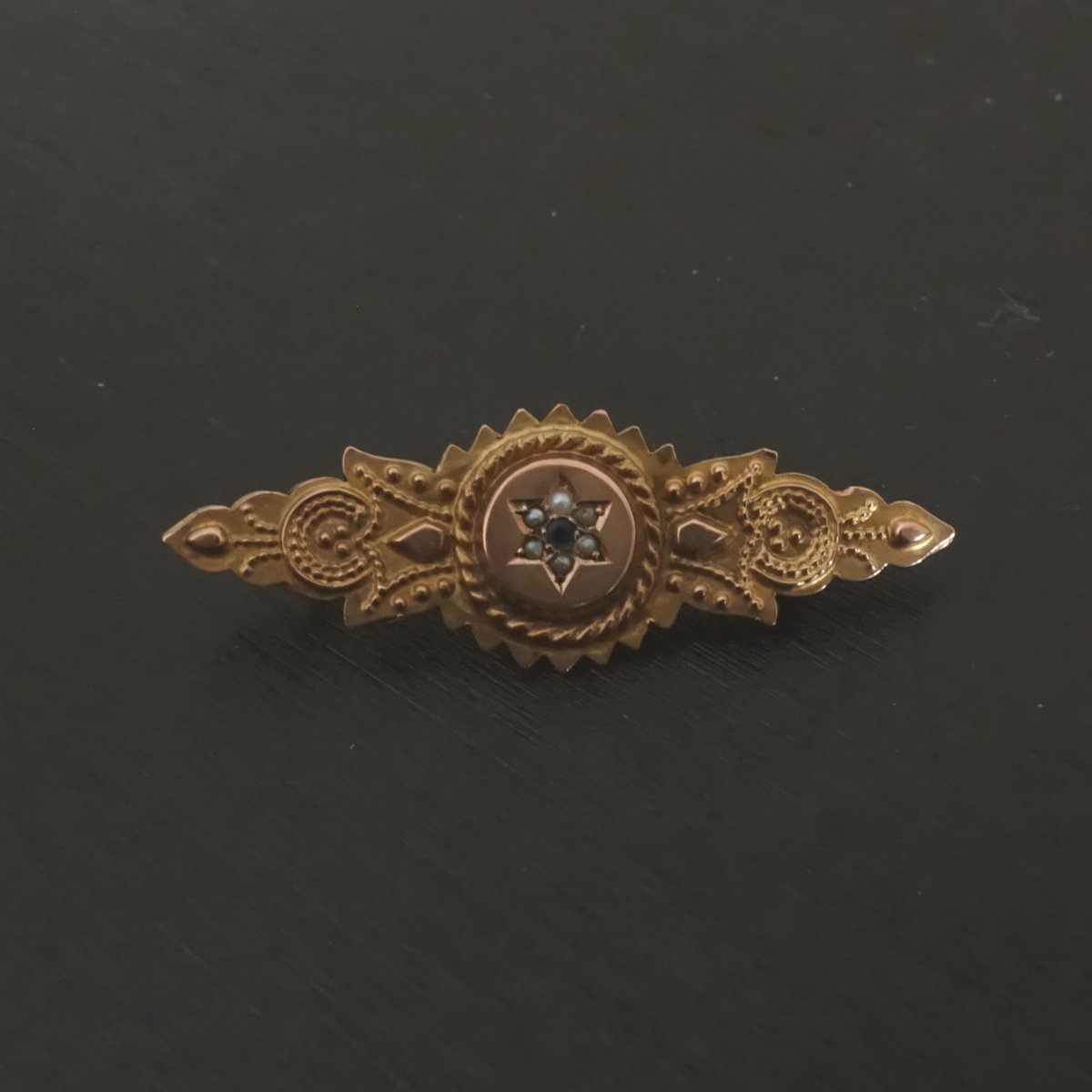サファイアとパールのイギリス産 アンティーク 9K ブローチ サファイアとパールのイギリス産アンティーク9Kブローチ