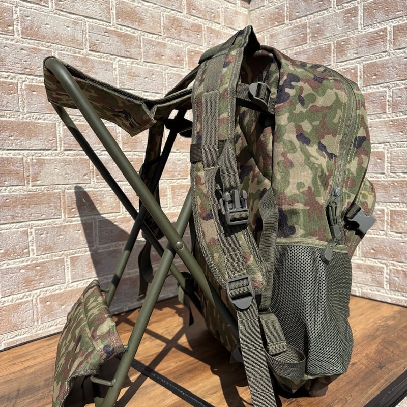 陸自迷彩バックパック 折りたたみチェア付き ☆ PX品 陸上自衛隊 迷彩 イス付きリュック 防水仕様 D型（売店