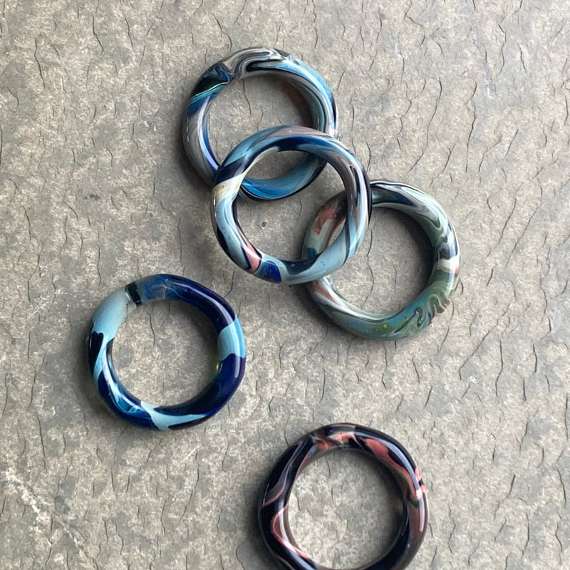 ガラスの指輪 青黒 | BOROMGLASSBEADS
