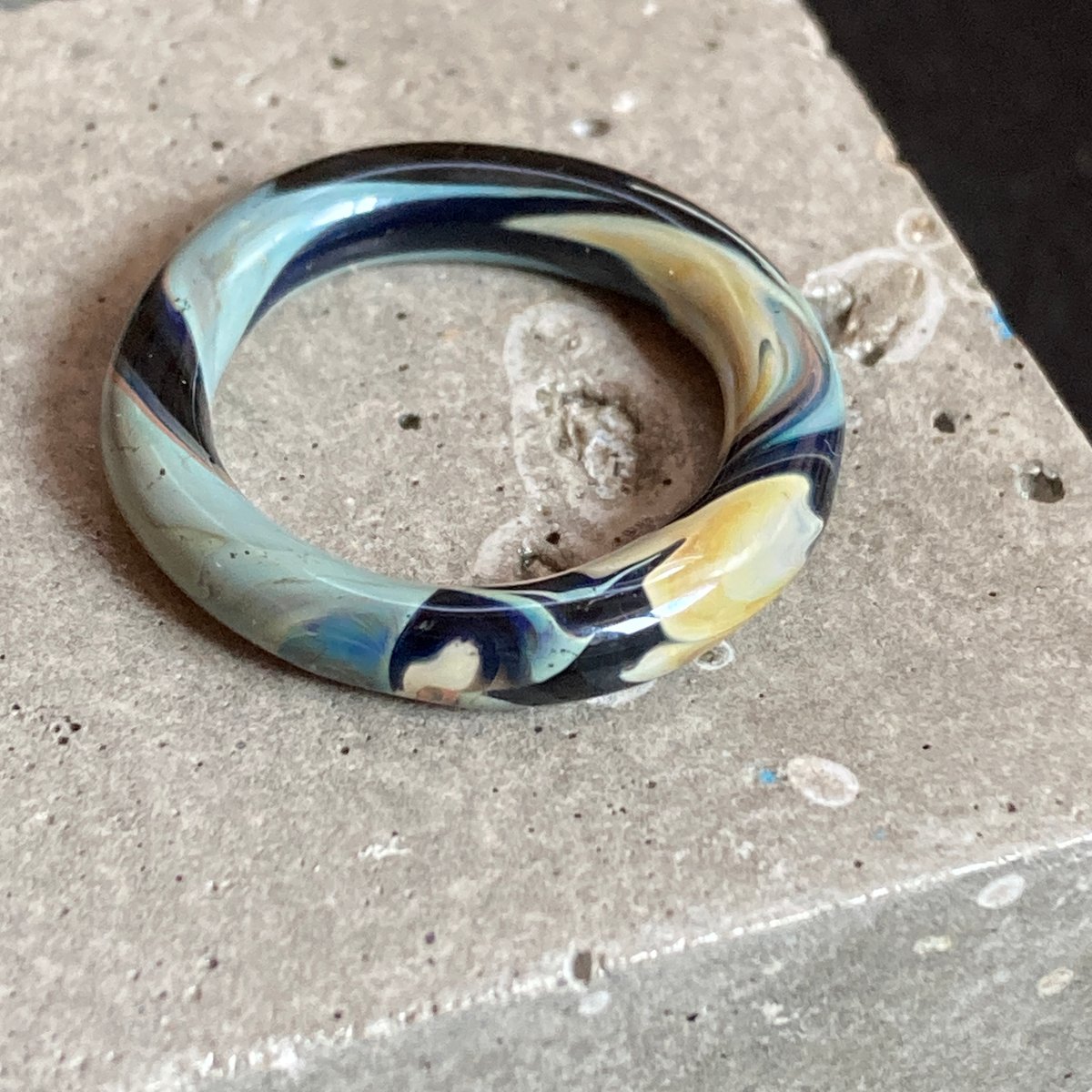 ガラスの指輪 青黒 | BOROMGLASSBEADS