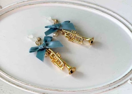 モチーフピアス141 トランペット×サテンリボンblue（イヤリング変更可）