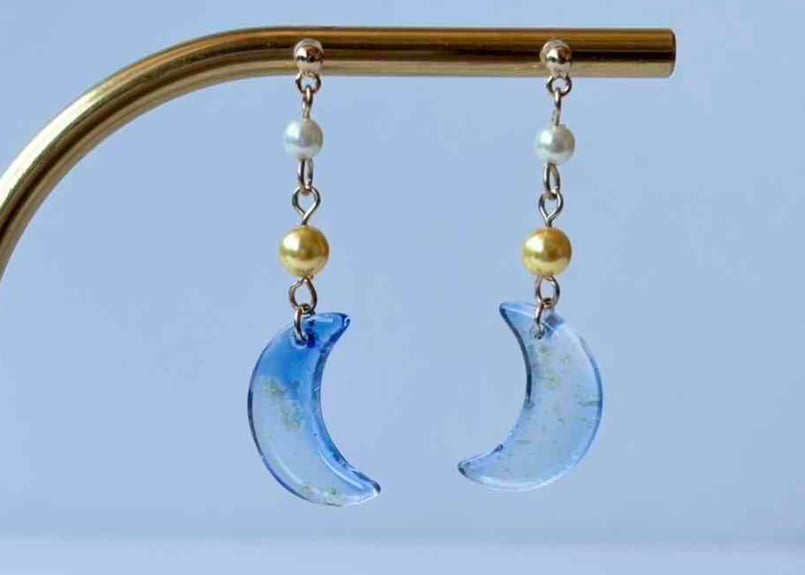 水色系　ビジュー　ピアス　ハンドメイド　イヤリング変更可 モチーフピアス101 月（イヤリング変更可） | on.cloud.9 オンクラウド