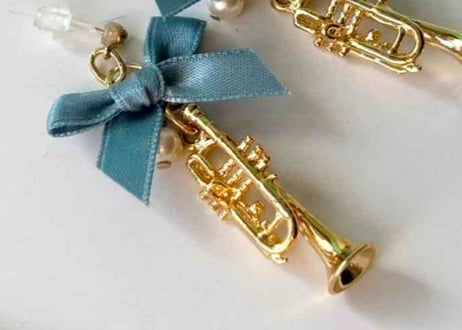 モチーフピアス141 トランペット×サテンリボンblue（イヤリング変更可）