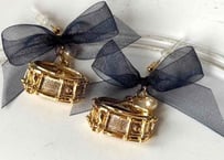 モチーフピアス218 スネアドラムgold×リボンnavy（イヤリング変更可）