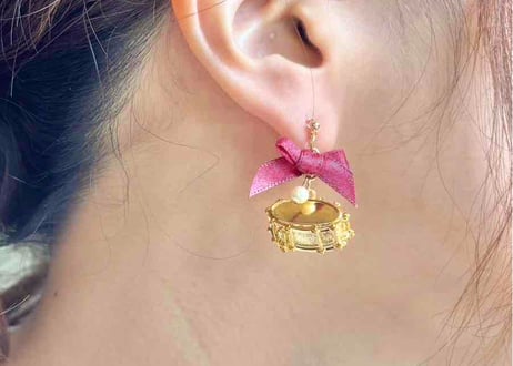 モチーフピアス129 スネアドラムgold×サテンリボンred（イヤリング変更可）