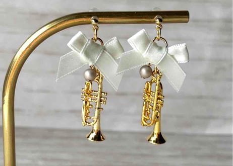 モチーフピアス180 トランペット×サテンリボンwhite（イヤリング変更可）