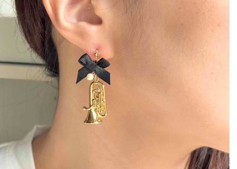 モチーフピアス109 ユーフォニアムgold×サテンリボンblack（イヤリング変更可）