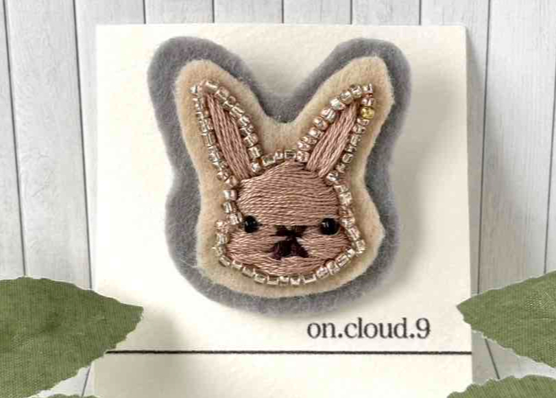 刺繡ブローチ16 うさぎ | on.cloud.9 オンクラウドナイン
