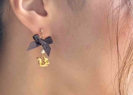 モチーフピアス135 リス×リボン（イヤリング変更可）