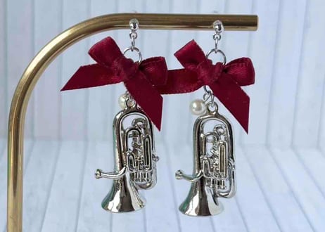 モチーフピアス124 ユーフォニアムsilver×サテンリボンred（イヤリング変更可）