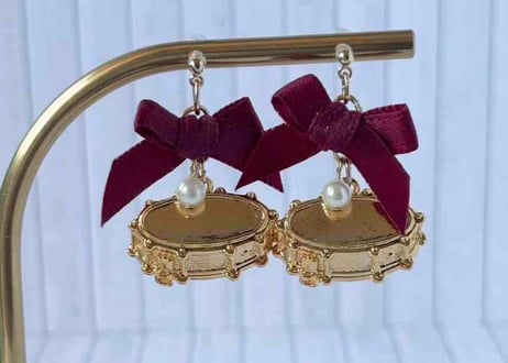 モチーフピアス129 スネアドラムgold×サテンリボンred（イヤリング変更可）