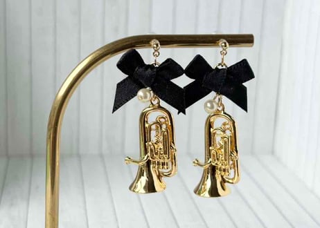 モチーフピアス109 ユーフォニアムgold×サテンリボンblack（イヤリング変更可）