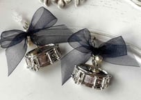 モチーフピアス221 スネアドラムsilver×リボンnavy（イヤリング変更可）