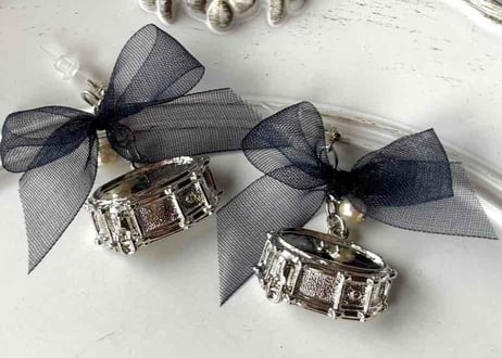 モチーフピアス221 スネアドラムsilver×リボンnavy（イヤリング変更可）