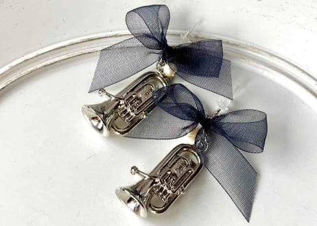 モチーフピアス220 ユーフォニアムsilver×リボンgray（イヤリング変更可）