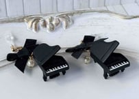 モチーフピアス114 ピアノ×サテンリボンblack（イヤリング変更可）