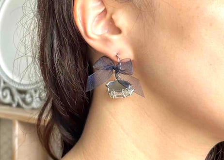 モチーフピアス221 スネアドラムsilver×リボンnavy（イヤリング変更可）