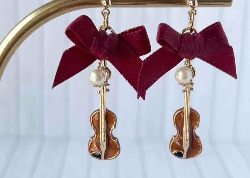 モチーフピアス127 ヴァイオリン×サテンリボンred（イヤリング変更可
