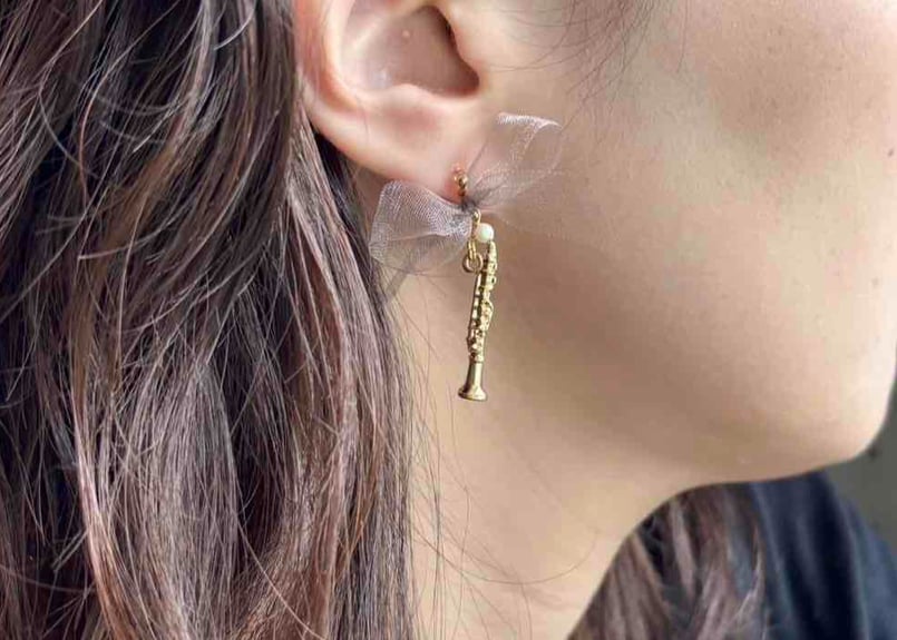 クラリネット♬イヤリング  シルバーピアス モチーフピアス96 クラリネット×リボン（イヤリング変更可） | on