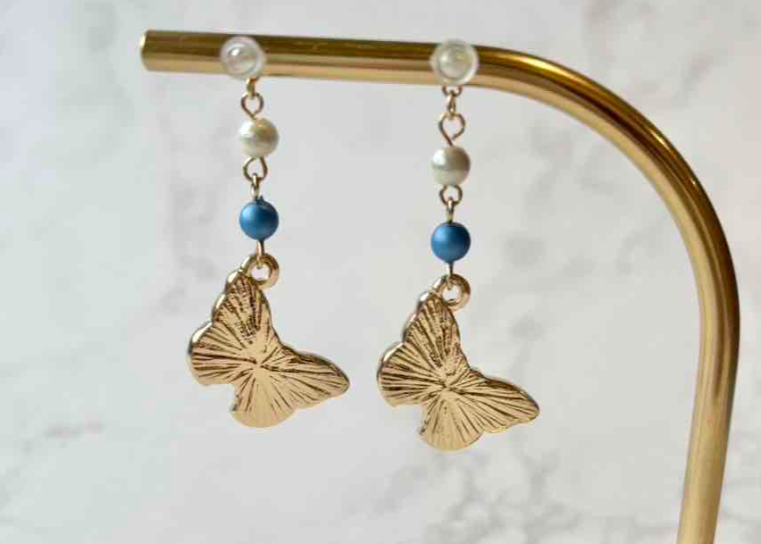 モチーフピアス72 蝶ブルー（イヤリング変更可） | on.cloud.9 オン